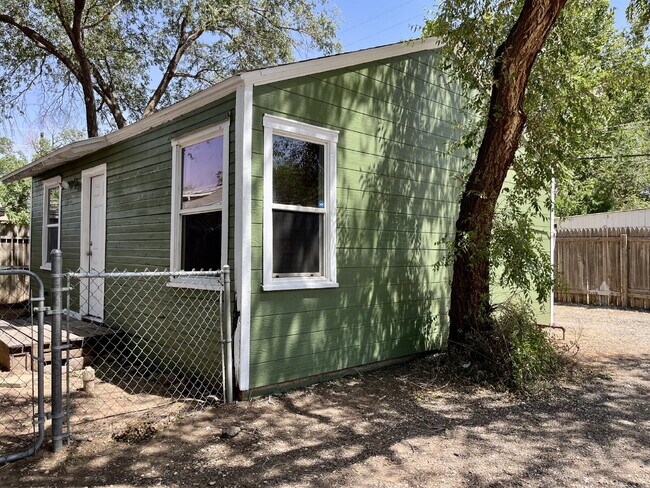 Primary Photo - Convenient 1 Bedroom Apartment - Close to ...