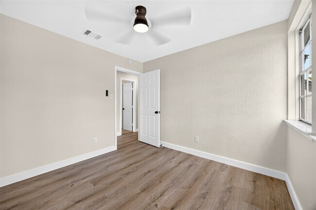Building Photo - 2426 Woodsdale Blvd