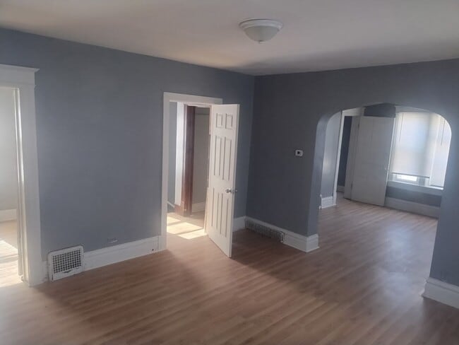 Building Photo - 2 Bedroom Upper