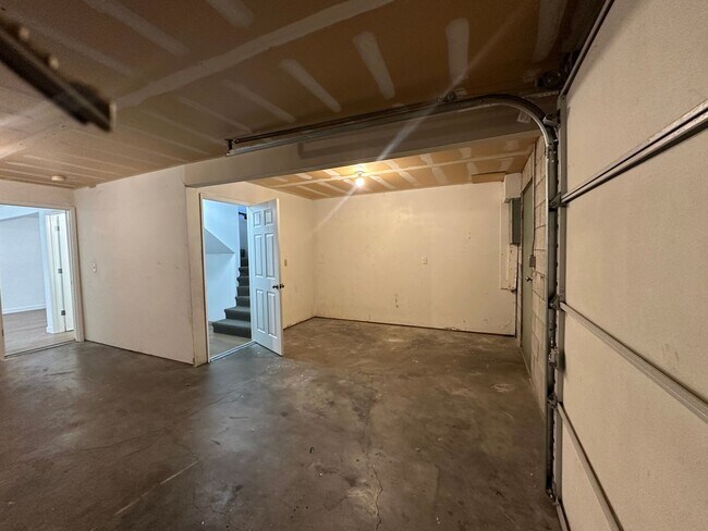 Building Photo - SPACIOUS 3-BEDROOM HOME NEAR OREGON TECH AND SKY LAKES  Located just 1.5 miles from Oregon Tech a...