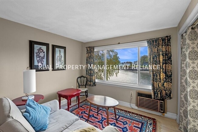 Building Photo - 19 Bayview Ave