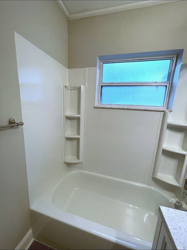 Building Photo - ADORABLE 2 BED WINTER PARK RENTAL HOME