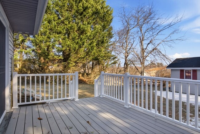 Building Photo - 3 bed, 1 bath.  Pet Friendly New remodel