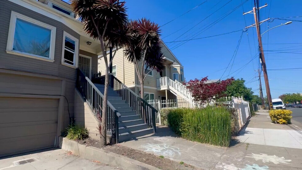 Building Photo - 827 30th St