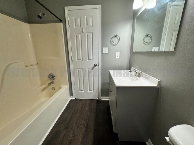 Building Photo - Newly Renovated 4 Bedroom 2 Bathroom
