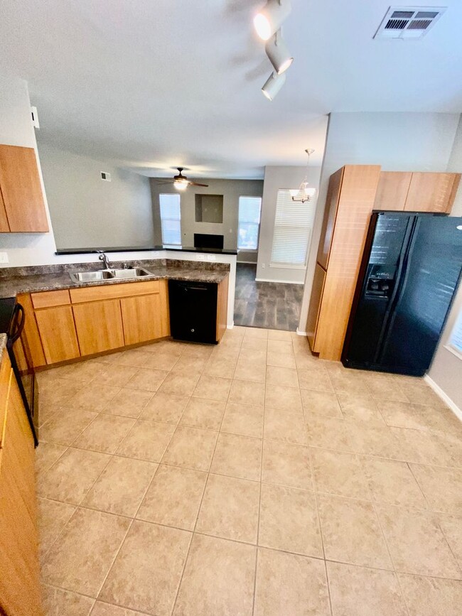 Building Photo - Spacious 2 Bedroom 2 Bath in Gated Renaiss...