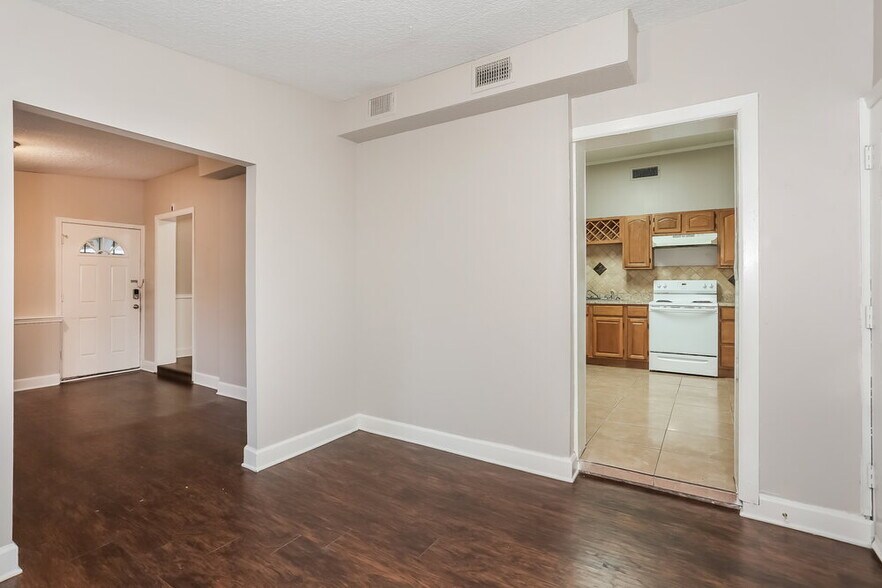 Building Photo - 2611 Lowes Pl