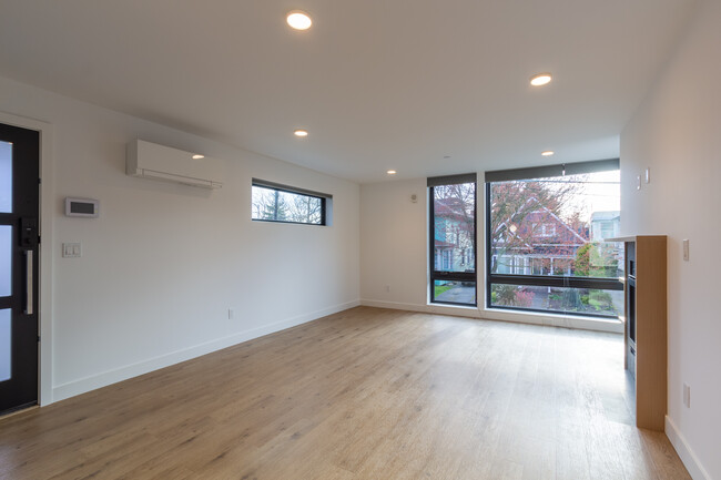 Living room - 625 Malden Ave E