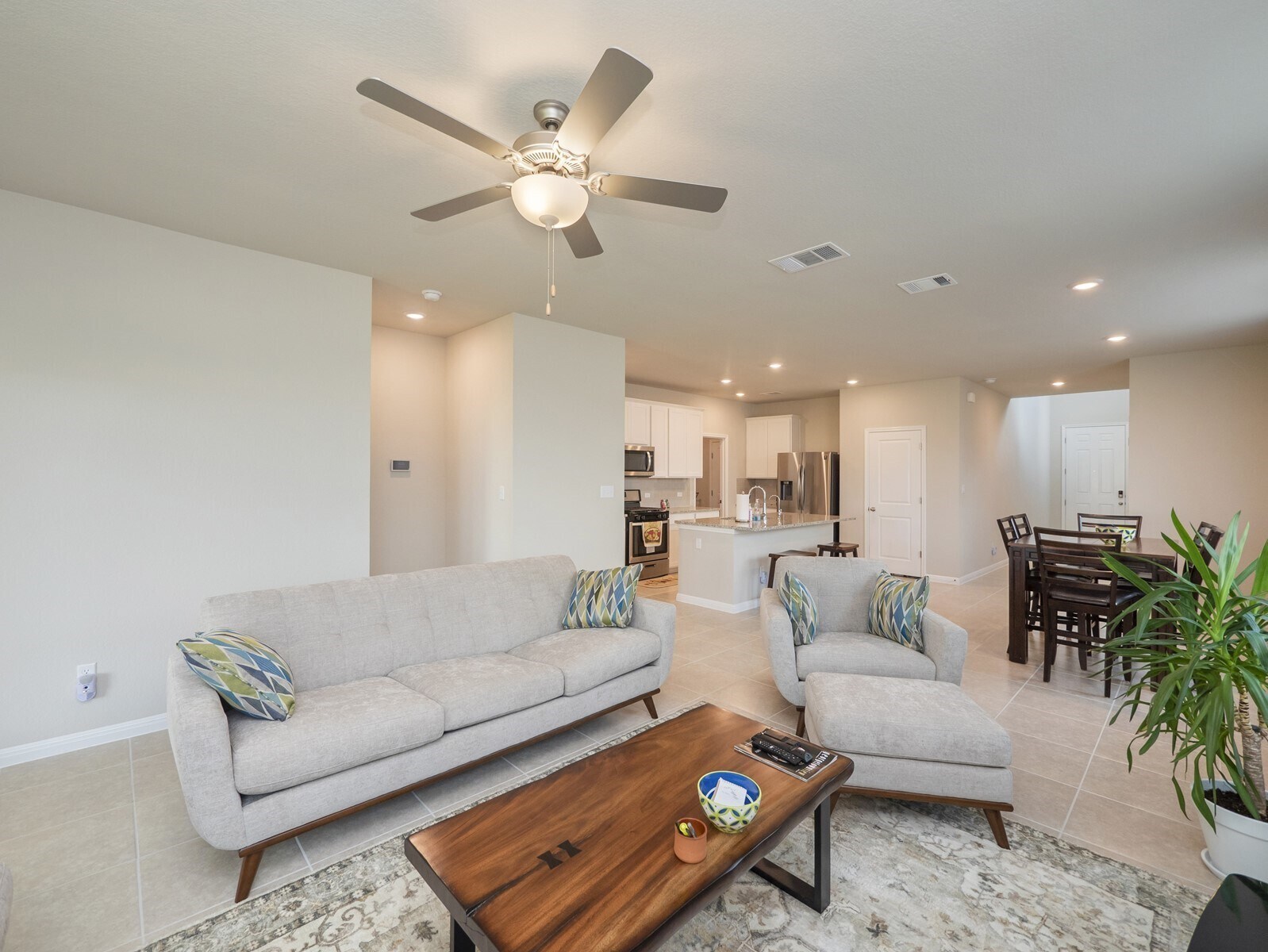 Building Photo - 120 Serpens St