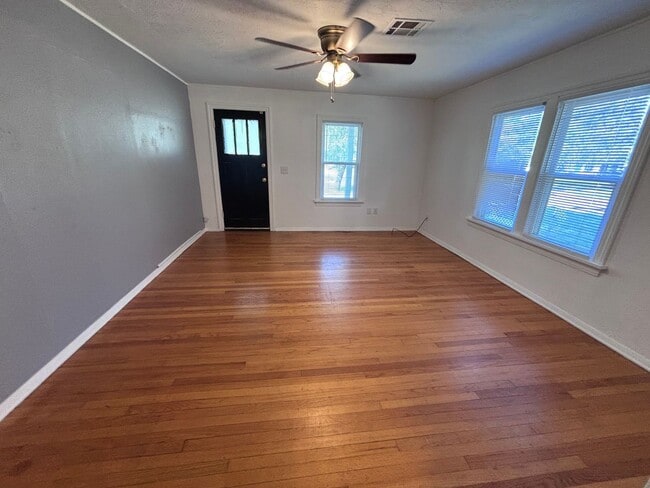 Building Photo - 2-bedroom 1 bathroom house with garage and washer/dryer provided