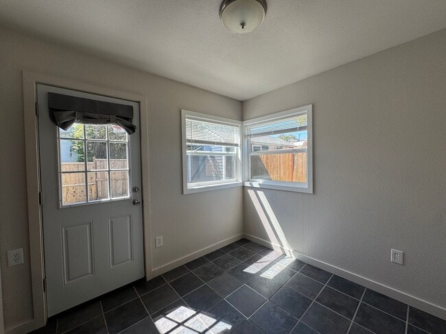 Building Photo - 3 Bedroom In East Tacoma!