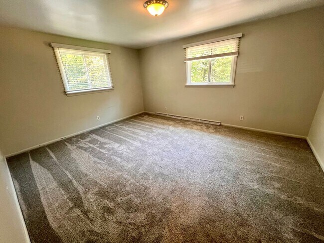 Building Photo - Cranberry - 6 bedroom 4 bathroom - Stunnin...