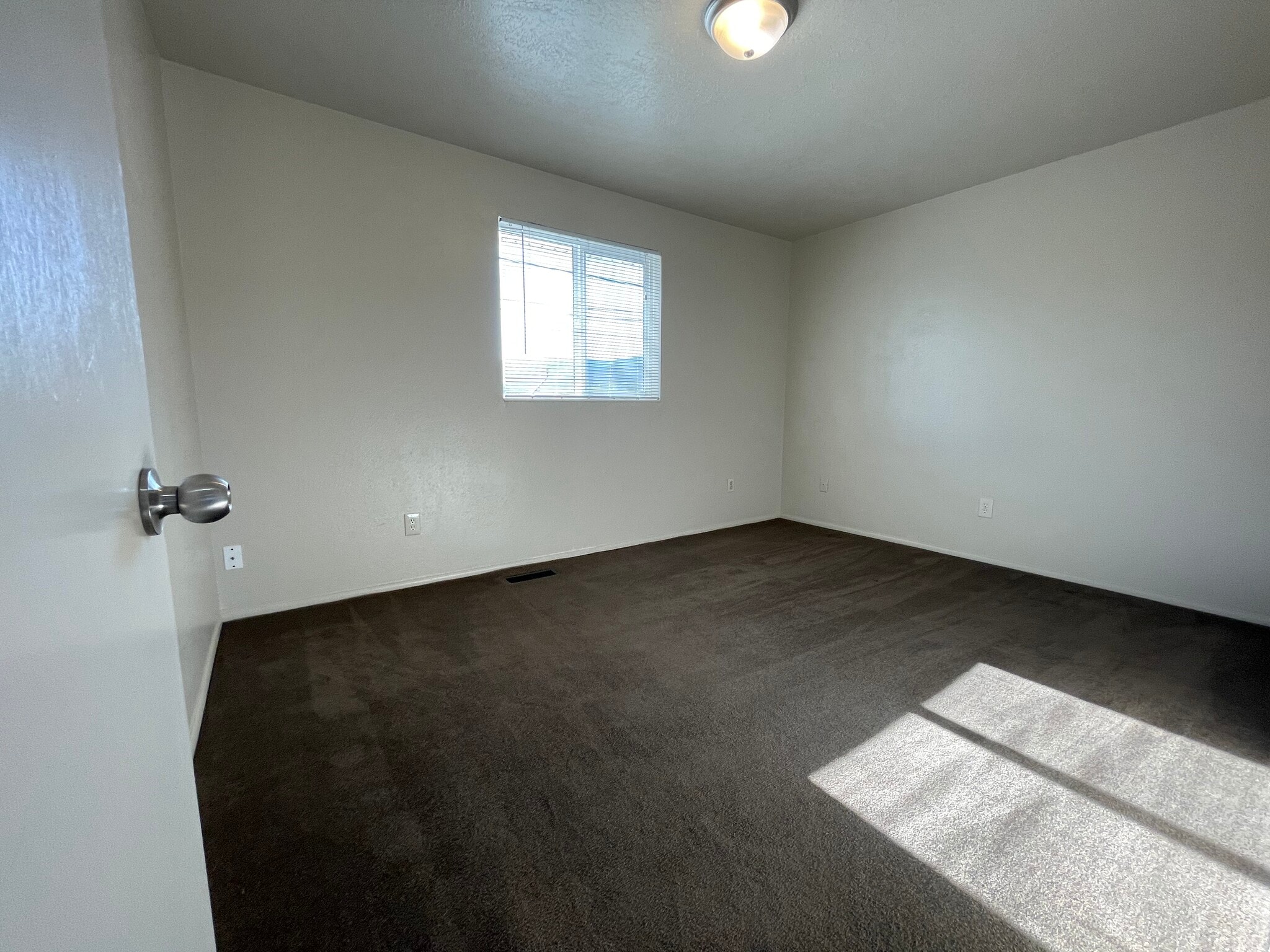 Building Photo - 264 E 100 N