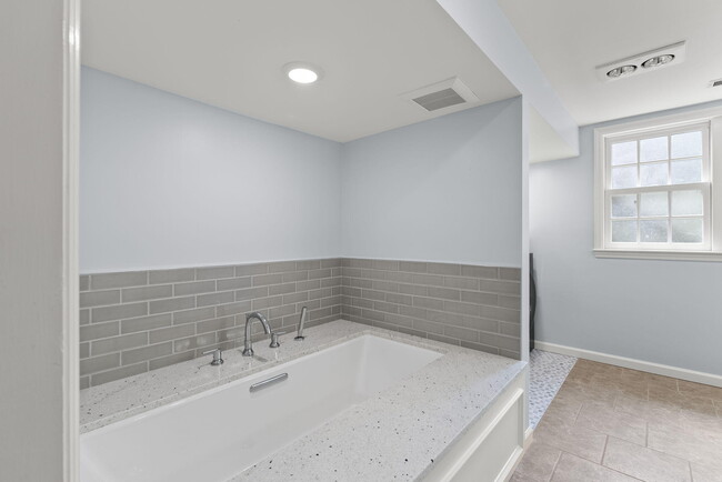 Building Photo - 309 Greenbriar Rd