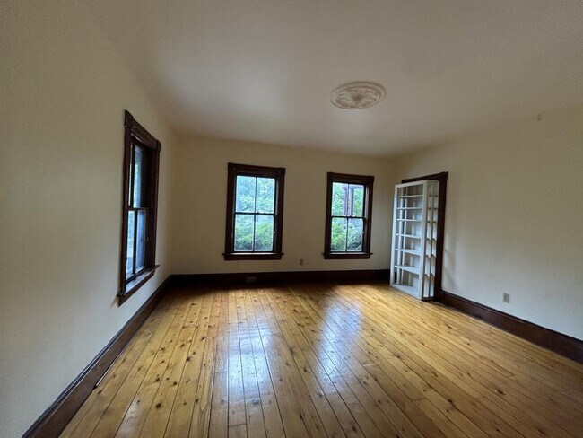 Building Photo - 14 Crombie St