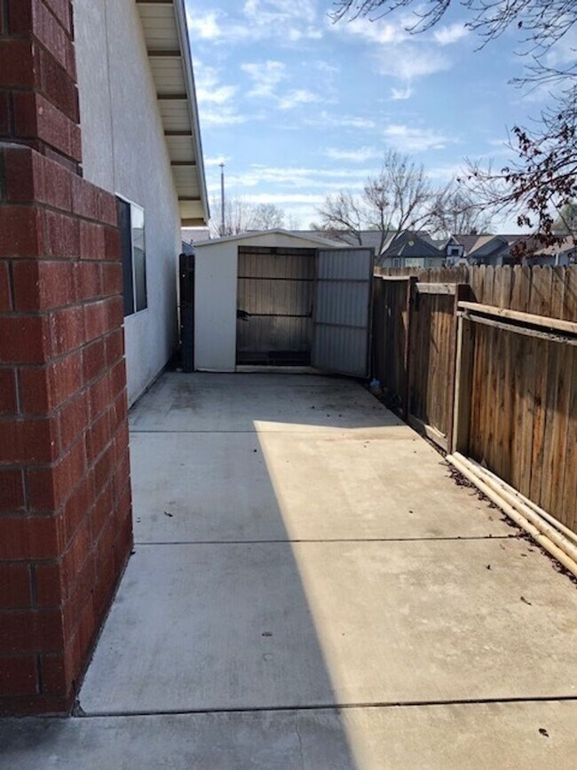 Building Photo - 980 Lakewood Dr