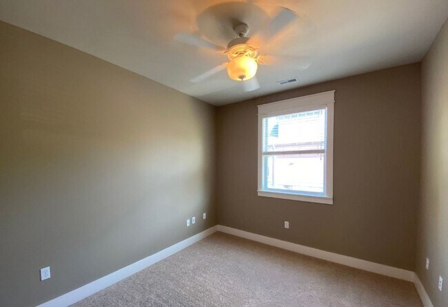Building Photo - 421 E Hillside Dr