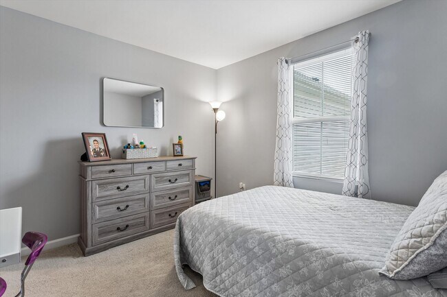 Building Photo - 4 Bedroom / 2.5 Bathroom - Marquis Hills