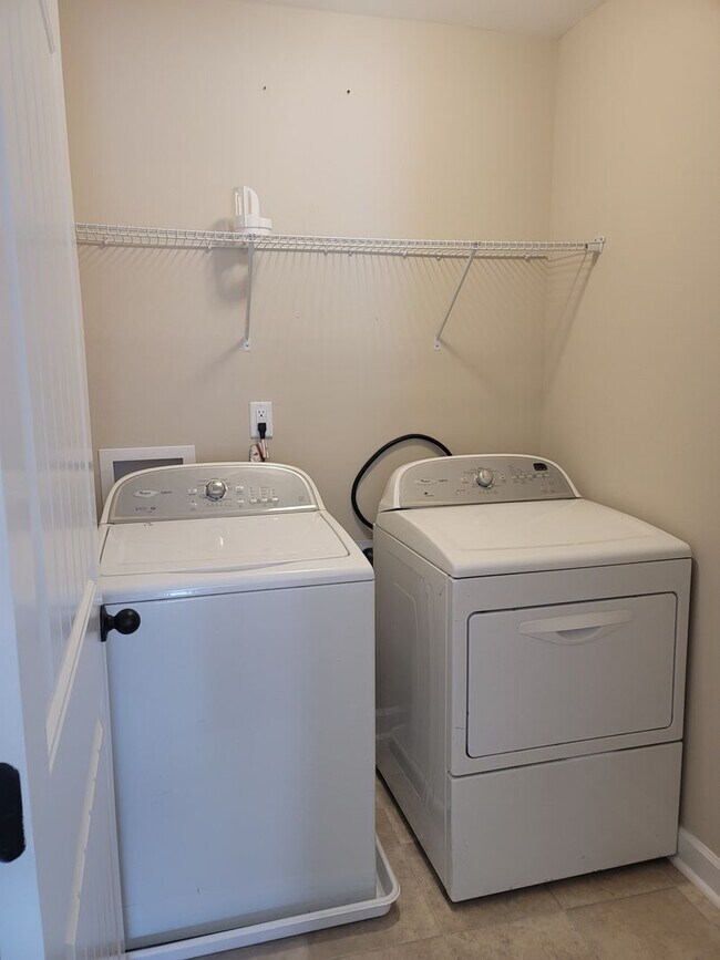 Building Photo - Beautiful 2 Story Home Located Outside of Fayetteville and Fort Bragg!