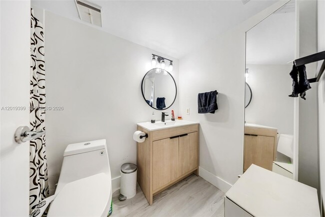 Building Photo - 7601 E Treasure Dr
