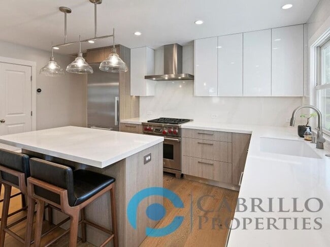 Building Photo - 3077 Ducommun Ave