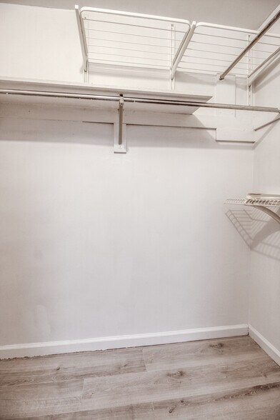 Building Photo - 1055 River Rd