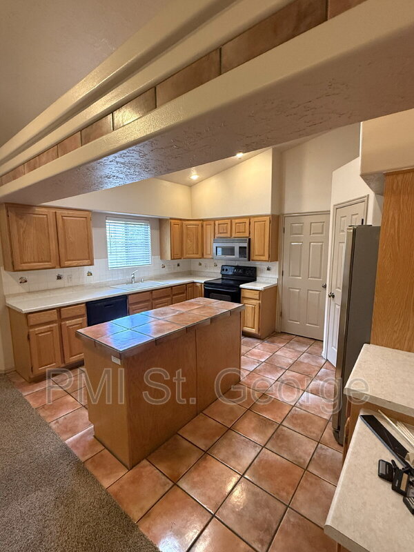 Building Photo - 1569 Tamarisk Dr
