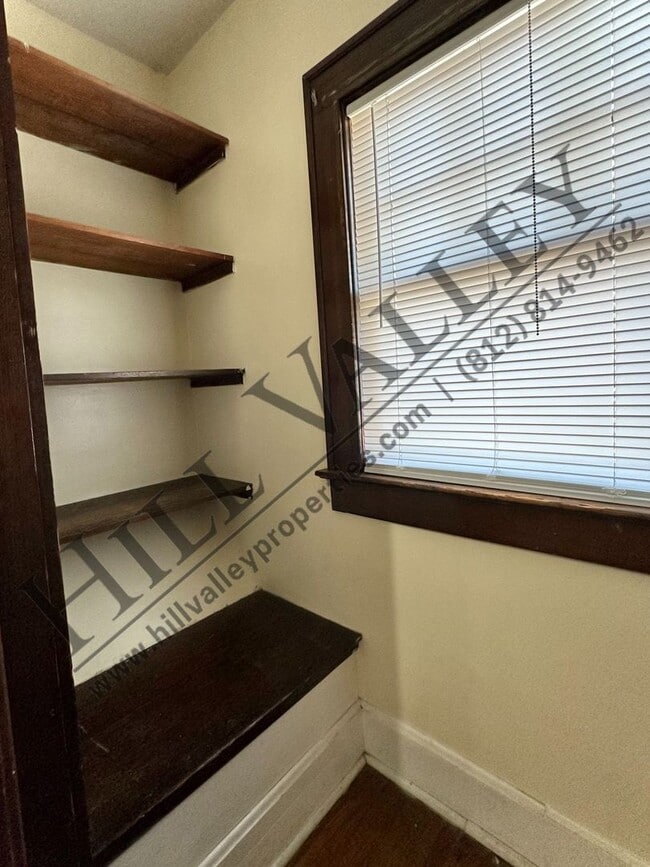 Building Photo - Two Bedroom Upper - All Utilities Paid