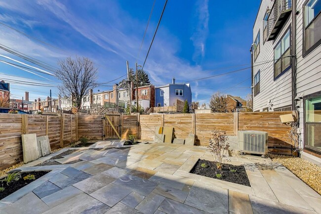 Building Photo - 1813 D St NE