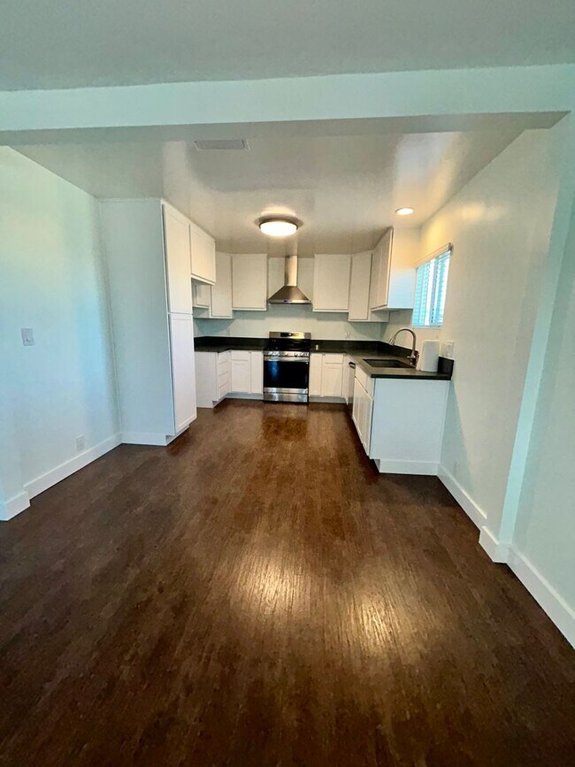 Building Photo - 1028w