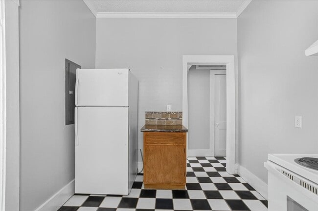 Building Photo - Spacious 2BR/1BA Lower-Level Apartment Near Downtown Savannah