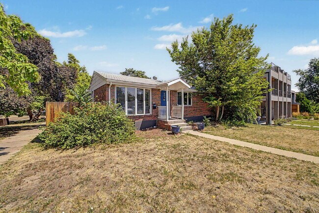 Building Photo - "Charming 3-Bed Townhouse in Denver's Heart – Spacious 1350 Sq Ft Living!"