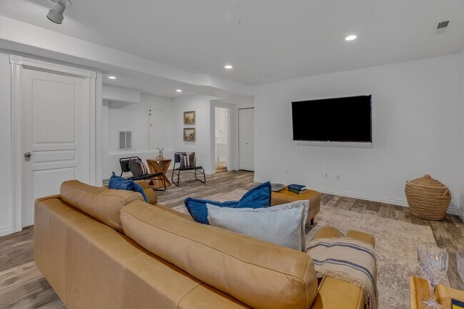 Building Photo - Stunning, spacious 4-bdrm/4-bath in Tigard. Fireplace, massive decks, next to nature