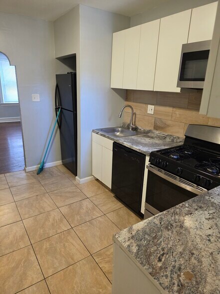 Building Photo - 404 N Daggett St