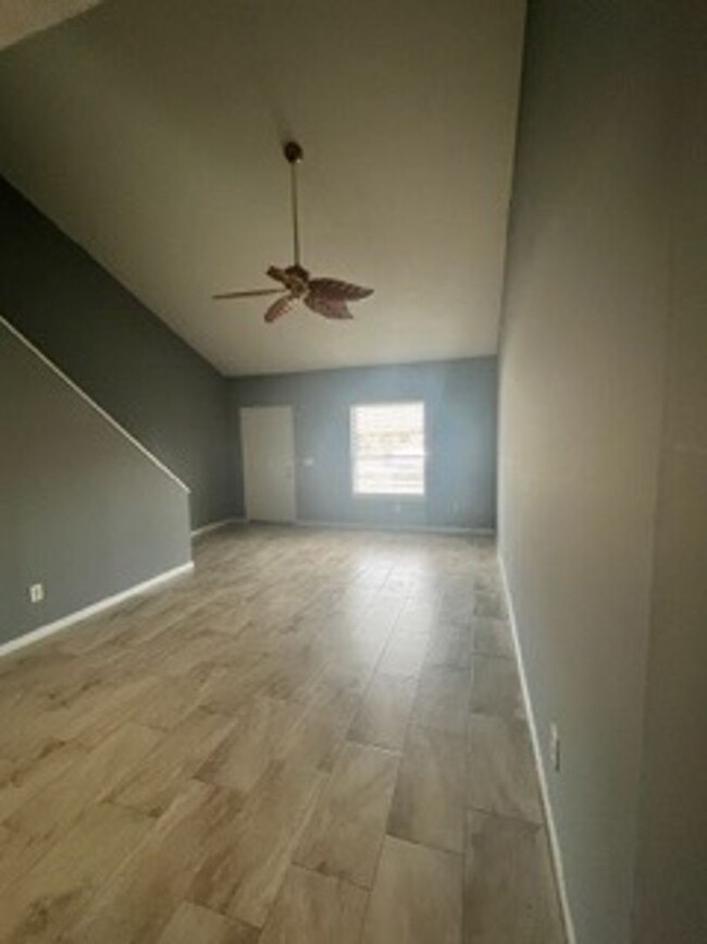 Building Photo - 2 Bed 2 Bath Townhome