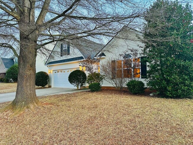 Building Photo - Spacious 3BD/2BA Home in Oak Park | Screened Porch | Large Backyard | 2-Car Garage