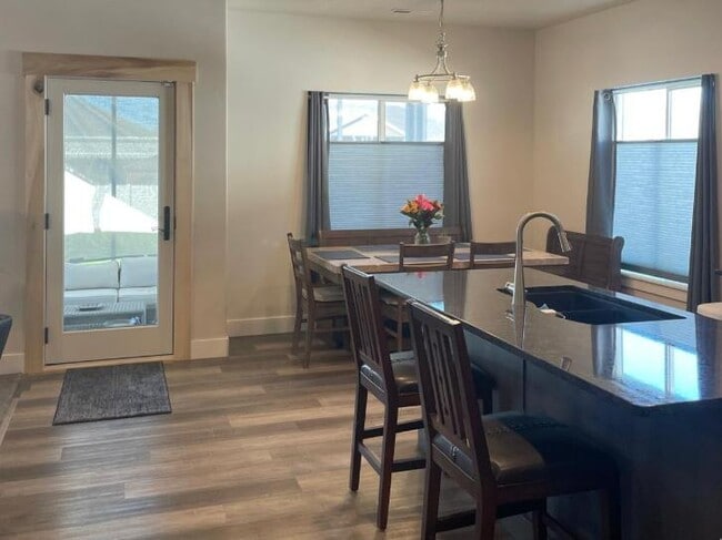 Building Photo - 1335 N 200 E