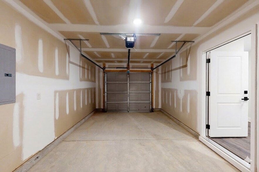 Building Photo - 208 Winding Chestnut Dr