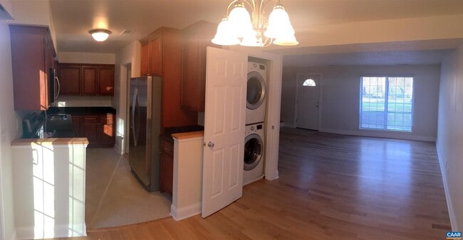 Building Photo - 104 Longwood Dr