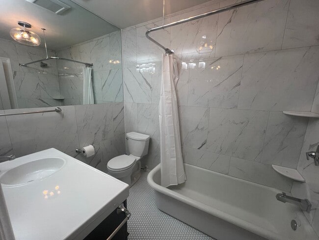 Building Photo - Newly Remodeled Condo on Capitol Hill - Close to UW