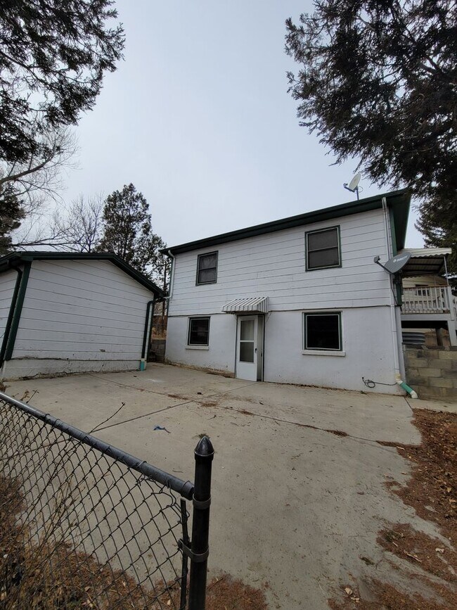 Building Photo - $1150 - 1BR/1BA Pet Friendly Duplex Near G...