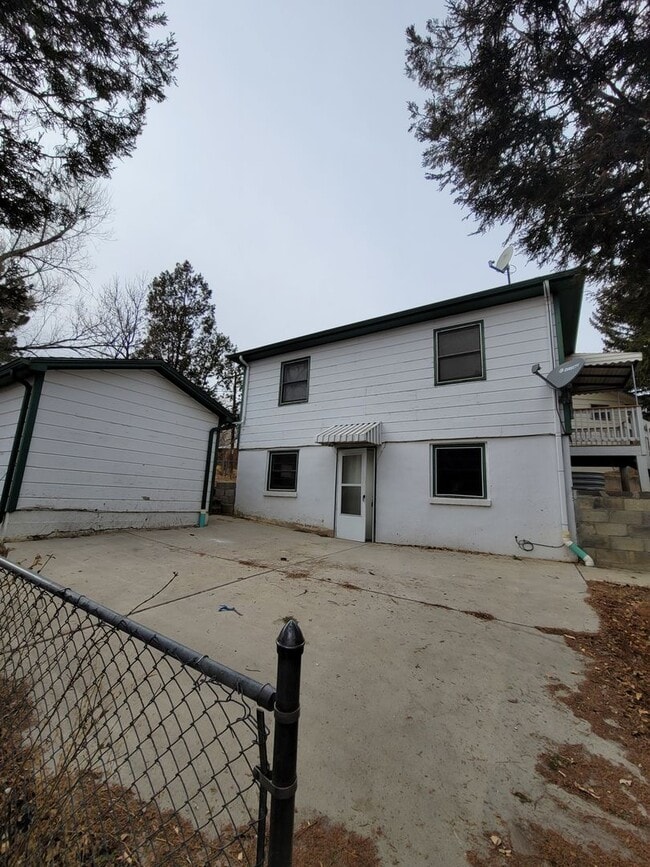 Primary Photo - $1195 - 1BR/1BA Pet Friendly Duplex Near G...