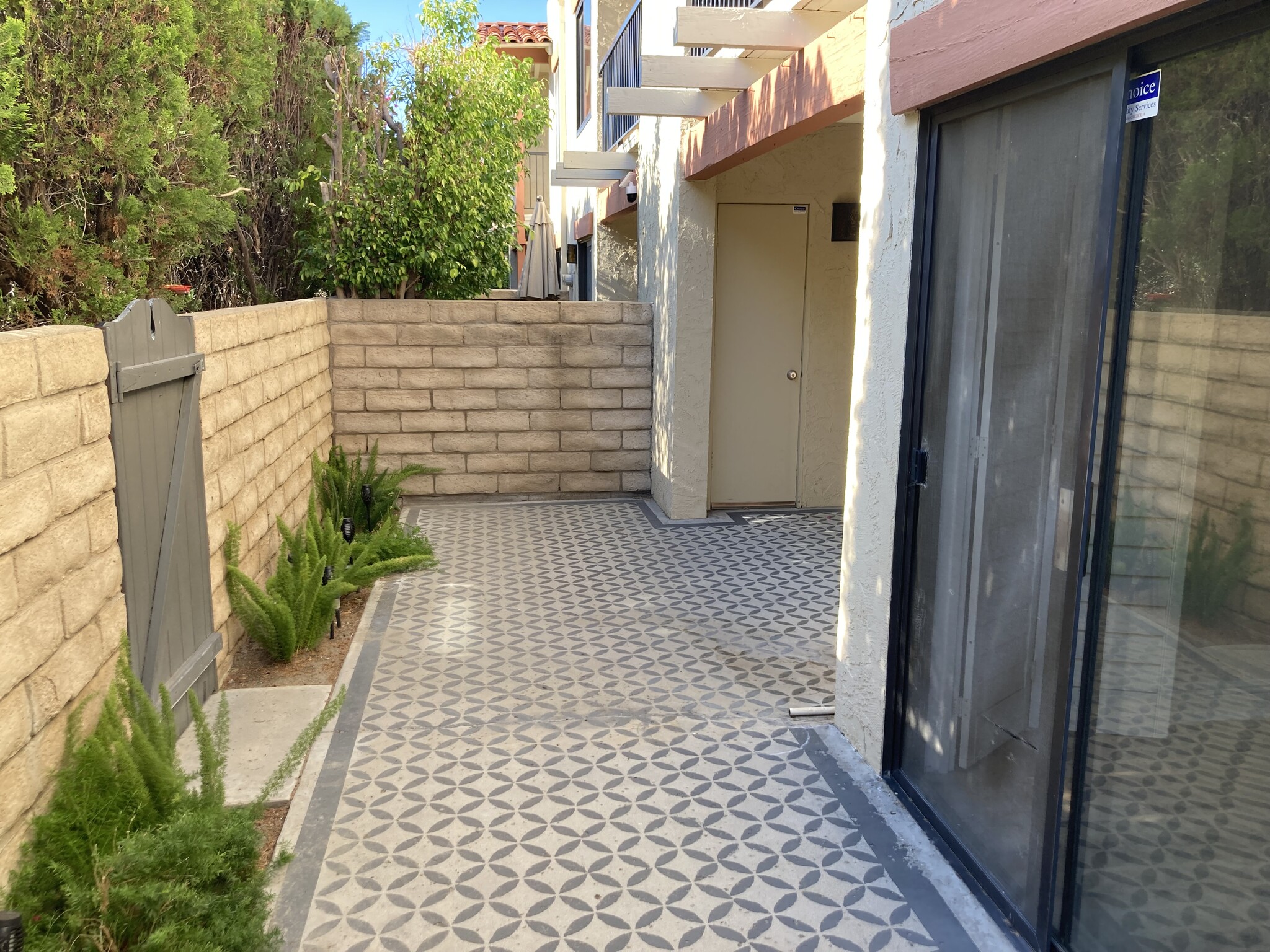 Building Photo - 1407 N Sunrise Way