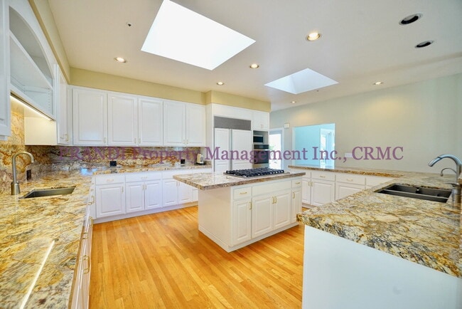 Building Photo - Exclusive Home in Gated Community!