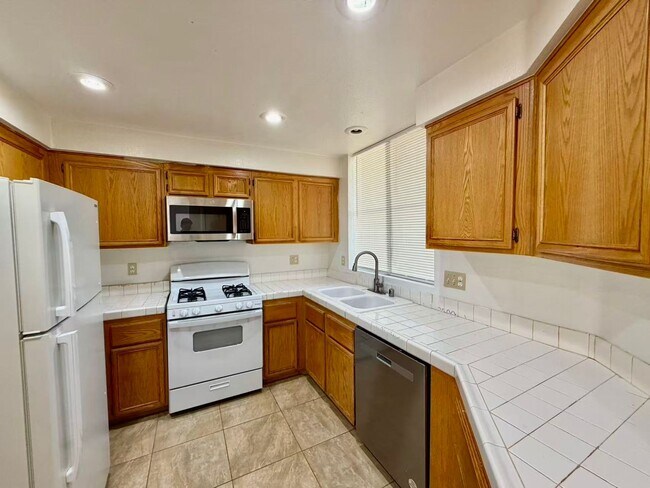 Building Photo - 5155 W Tropicana Ave