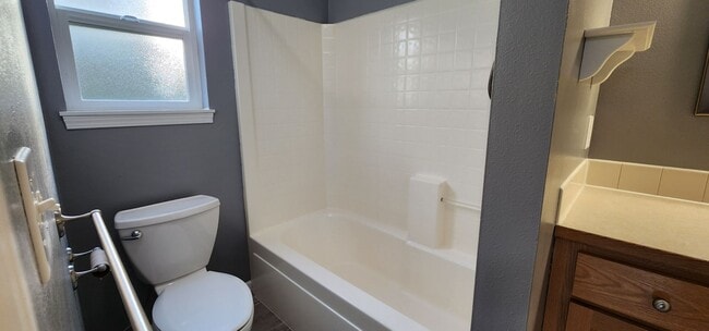 Building Photo - Beautiful 3 Bed, 2 Bath Home w/ Office in ...