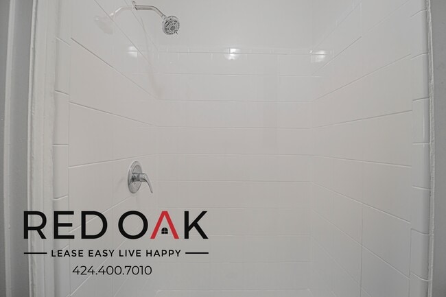 Building Photo - 250 Loma Dr