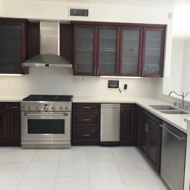 Building Photo - 1000 Calle Allegre