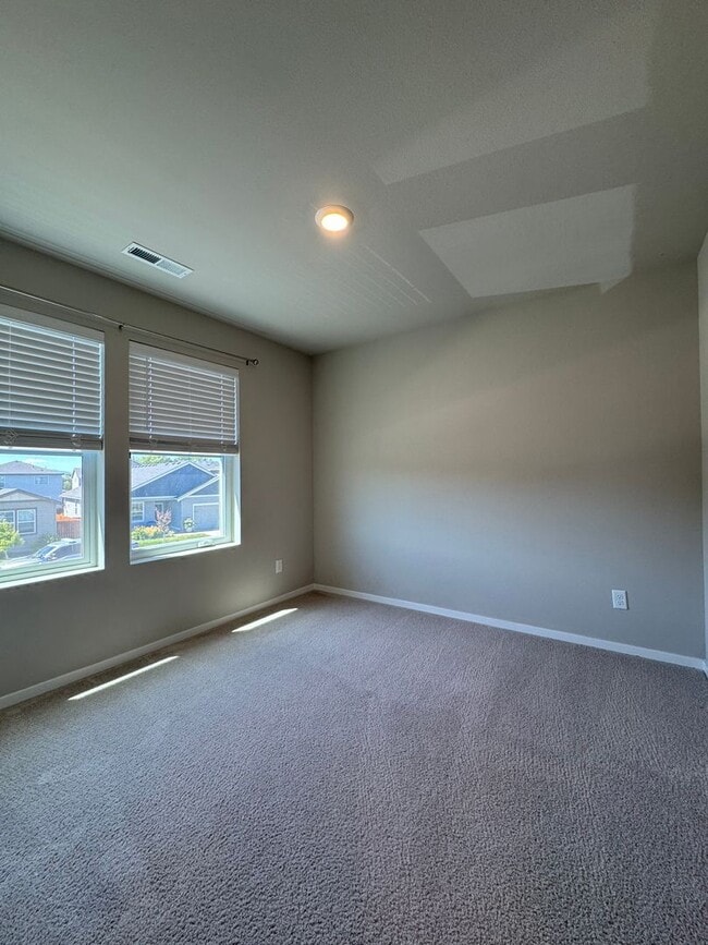 Building Photo - Modern 4-Bed Home for Rent