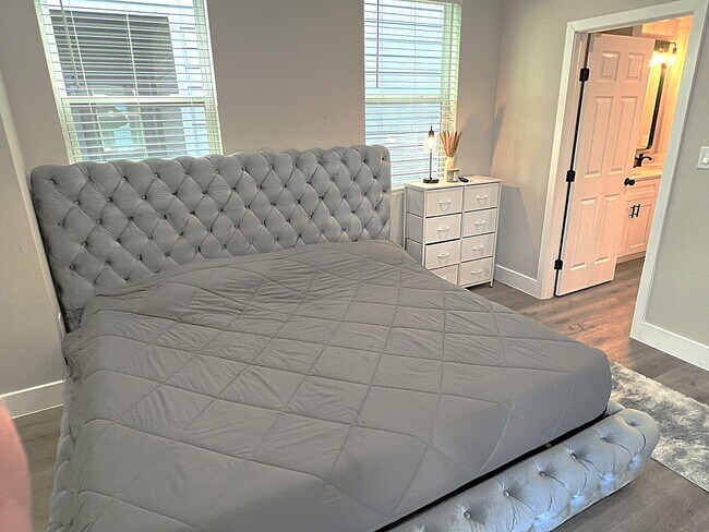 Building Photo - Like New and Close to IAH and Humble Area